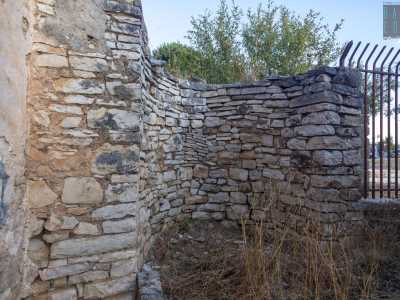 Sul lato destro del fabbricato sono visibili i resti di una terza navata andata distrutta nel corso dei secoli: sono riconoscibili le imposte degli archi ed il profilo curvilineo dell�abside ormai diruta